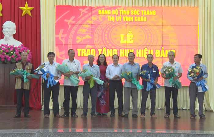 Thị ủy Vĩnh Châu trao Huy hiệu Đảng đợt 2-9  